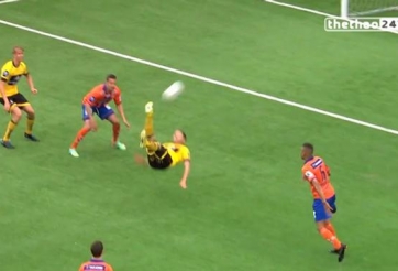 VIDEO: Siêu phẩm ngả bàn đèn ở giải VĐQG Nauy